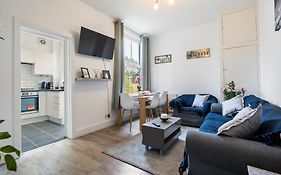 Modern 3 Bedroom Apartment In Wimbeldon Park